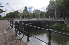 903541 Gezicht op de Marga Klompébrug over de Stadsbuitengracht te Utrecht. Op de achtergrond het Moreelsepark.